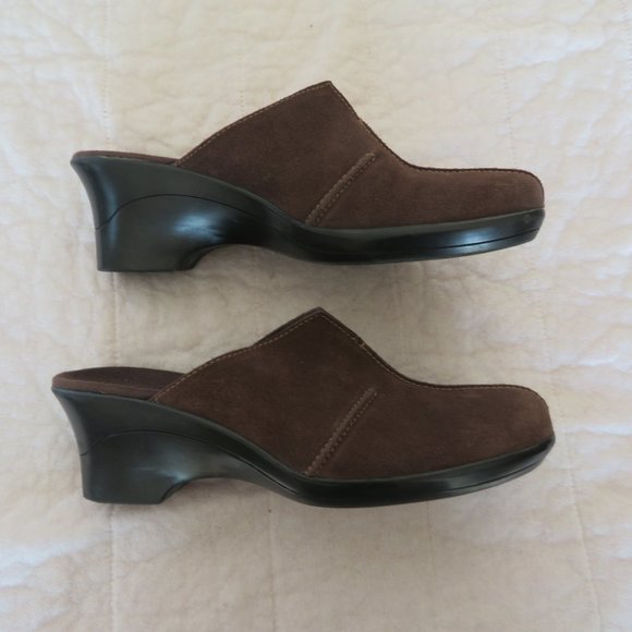 Women's Clarks Brown Suede Leather Clogs Mules Slip Ons - Picture 2 of 6